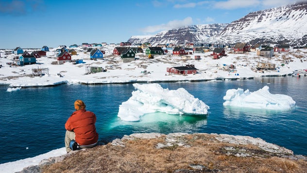 Un turista admira las maravillosas vistas de Qeqertarsuaq, un pueblecito de Groenlandia. Fotografía de Yongyut Kumsri / Shutterstock Un turista admira las maravillosas vistas de Qeqertarsuaq, un pueblecito de Groenlandia. Fotografía de Yongyut Kumsri / Shutterstock