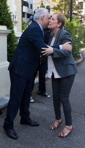 José Ignacio Ceniceros saluda a Uxue Barkos, durante una reunión en Logroño. Foto de Sonia Tercero