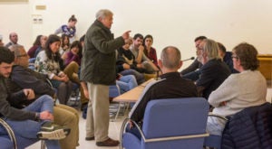 Antonio Quirce, durante la asamblea del pasado miércoles, dirigiéndose a los miembros de la mesa. Foto de Justo Rodríguez