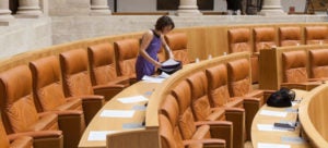 Natalia Rodríguez, diputada de Podemos, antes de iniciarse el último pleno del Parlamento de La Rioja. Foto de Díaz Uriel.