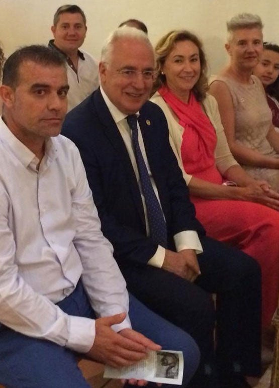 Ceniceros, con el alcalde de Fuenmayor, durante las fiestas del municipio. Foto del perfil de twitter del presidente del Gobierno