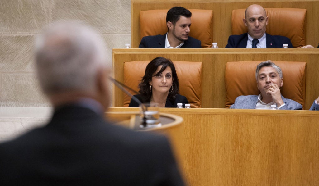 Ceniceros se dirige a los escaños socialistas, durante el último pleno del Parlamento. Foto de Díaz Uriel
