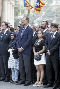 GRA267. BARCELONA, 26/08/2017.- El rey Felipe VI, junto a los presidentes del Gobierno, Mariano Rajoy (i), y de la Generalitat, Carles Puigdemont (d), en la cabecera de la manifestación contra los atentados yihadistas en Cataluña que bajo el eslogan "No tinc por" (No tengo miedo) que recorre hoy las calles de Barcelona. EFE/Andreu Dalmau
