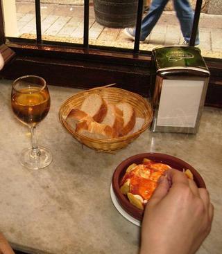 Cazuelita de bravas en el Jubera, con vistas a la calle Laurel (11870) Cazuelita de bravas en el Jubera, con vistas a la calle Laurel (11870)