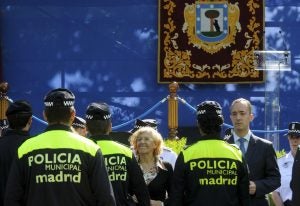 GRA404 MADRID 24 06 2015 - Fotografia facilitada por el Ayuntamiento de Madrid de su alcaldesa Manuela Carmena junto al secretario de Estado de Seguridad Francisco Martinez d durante el acto solemne del patron de la Policia Municipal celebrado en el Parque del Retiro EFE