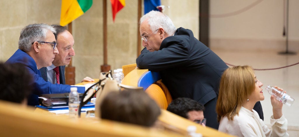 Ceniceros charla con Sanz y Garrido, durante el último pleno del Parlamento. Foto de Sonia Tercero
