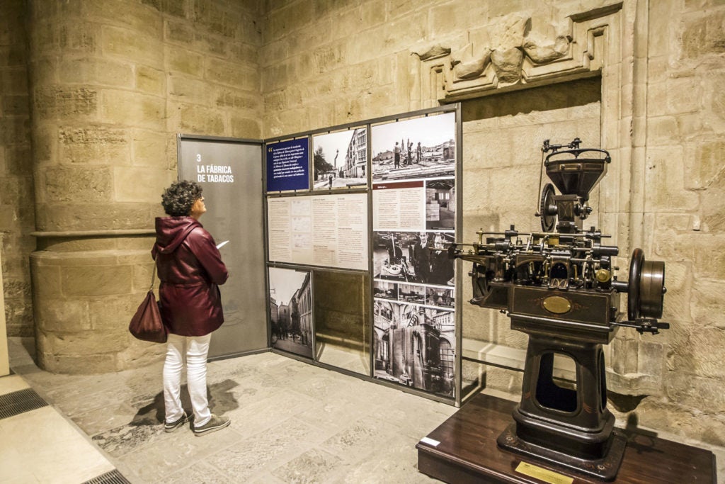 Una mujer, visitando la exposición del Parlamento de La Rioja, sobre sus 30 años de historia en el edificio de la Tabacalera. Foto de Justo Rodríguez