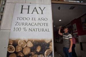 Foto de Justo Rodríguez. Entrada al bar Gil, que sirve zurracapote todo el año