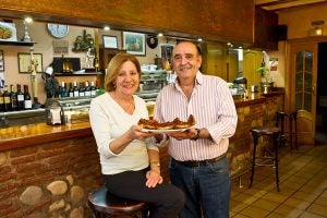 Alfonso y Elena, en su Mesón