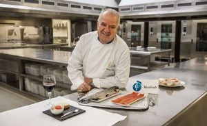 Lorenzo, con su pincho. Foto de Justo Rodríguez