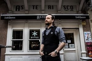 Óscar, delante de su Asterisco. Foto de Justo Rodríguez