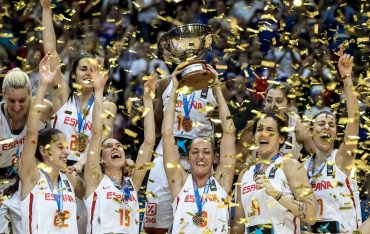 Prague (Czech Republic), 25/06/2017.- Players of Spain celebrate after winning the final match between Spain and France during medal ceremony at the EuroBasket Women 2017 in Prague, Czech Republic, 25 June 2017. (España, República Checa, Baloncesto, Praga, Francia) EFE/EPA/MARTIN DIVISEK