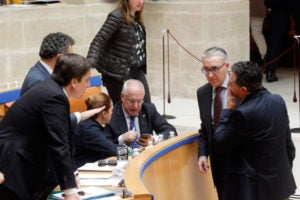 Ceniceros, rodeado por parlamentarios del PP y sus consejeros, durante el pleno del jueves. Foto de Justo Rodríguez