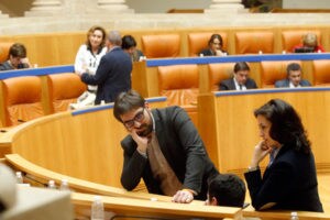 Diego Ubis y Concha Andreu, el día 15 de marzo, en el pleno del Parlamento. Foto de Justo Rodríguez