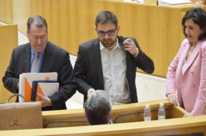 Diego Ubis y Concha Andreu, con Tomás Martínez y Francisco Ocón, durante el pleno del jueves en el Parlamento