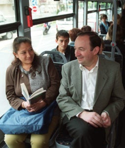 Pedro Sanz, viajando en autobús en 1999 hacia Alberite. Foto de Fernando Díaz.