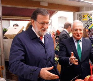 Rajoy, con Ceniceros, durante su última visita a Logroño, visitando la plaza de Abastos. Foto de Justo Rodríguez