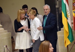 Leonor González Menorca, entre Ana Lourdes González y José Ignacio Ceniceros, en el Parlamento el 2 de mayo. Foto de Miguel Herreros