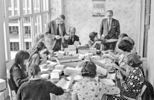 Álvaro Lapuerta, con afiliados de Alianza Popular, en los años 70 en Logroño. Foto Teo (Archivo Casa de la Imagen)