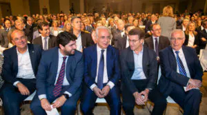 José Ignacio Ceniceros, junto a Núñez Feijoo, durante la reunión del PP donde Rajoy anunció su renuncia. Foto facilitada por el PP