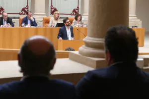 Diego Ubis, ayer en el atril del Parlamento. En primer plano, García Calzada y Ureña. Foto de Juan Marín