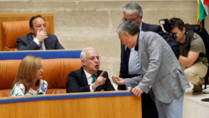 José Ignacio Ceniceros conversa con Francisco Ocón durante la primera sesión del debate del estado de la región. Foto de Justo Rodríguez