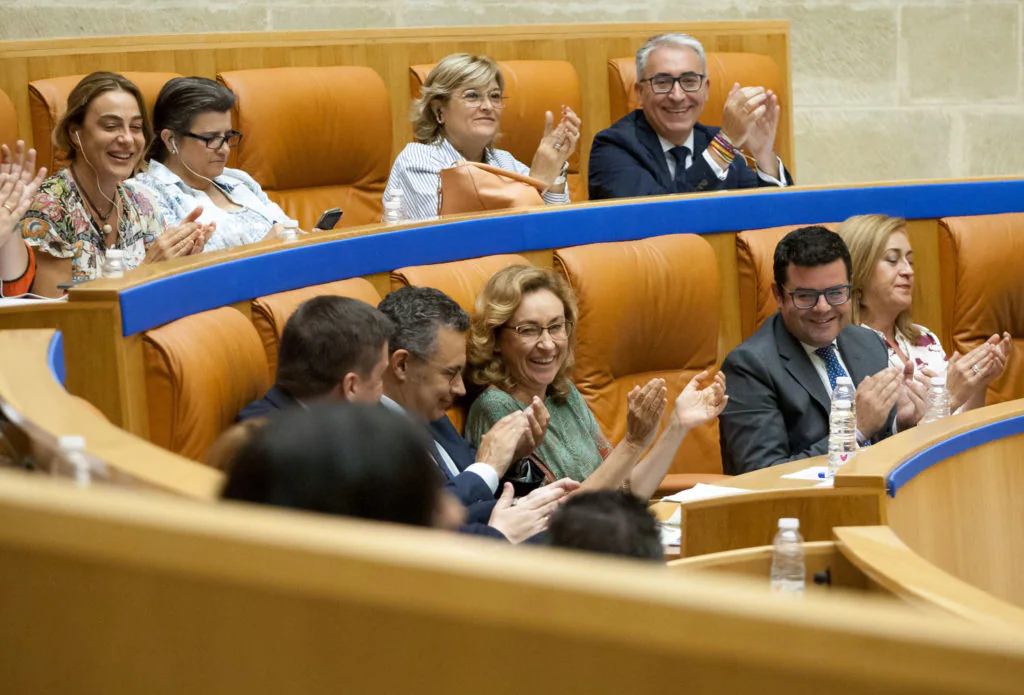 Miembros del Gobierno y del Grupo Popular, durante el pleno del Parlamento. Foto de Díaz Uriel
