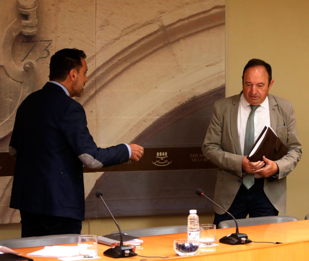 Jesús María García intenta saludar a Pedro Sanz antes de iniciar su comparecencia ante la comisión parlamentaria. Foto de Justo Rodríguez