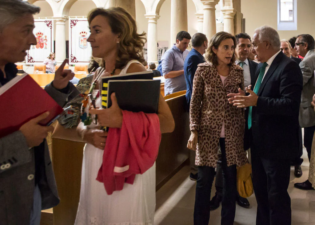 Ceniceros conversa con Gamarra tras el pleno del estado de la región en el Parlamento, rodeados por parlamentarios e invitados. Foto de Justo Rodríguez