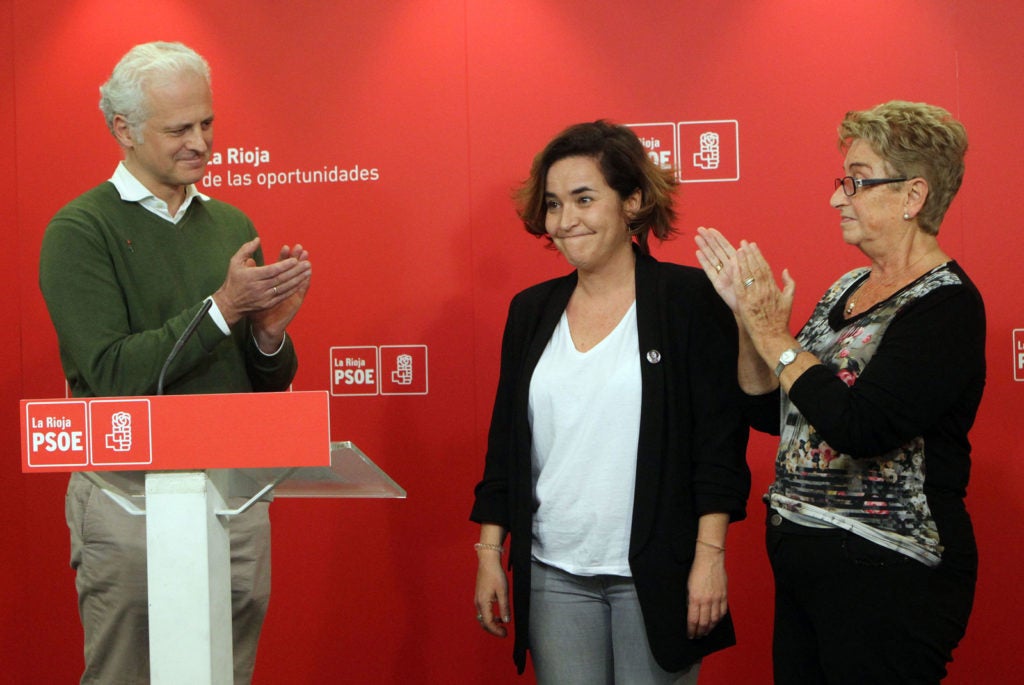 Pablo Hermoso de Mendoza aplaude a Beatriz Arraiz en presencia de Pilar Criado en la sede del PSOE. Foto de Miguel Herreros