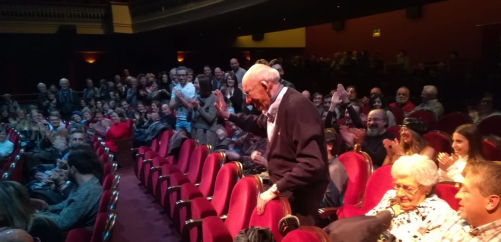 Teo, recibiendo una ovación del público asistentes a la proyección del documental sobre su vida, en el Bretón de Logroño