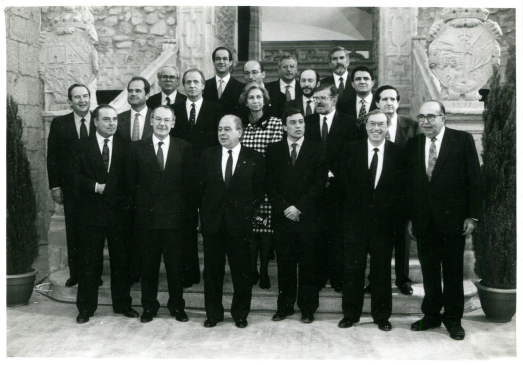 Cumbre autonómia en Yuso, en octubre de 1992, rodeando a los Reyes.