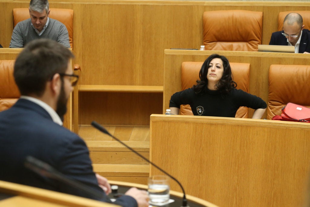 Rebeca Grajea y Diego Ubis, en el último pleno del Parlamento. Foto de Juan Marín