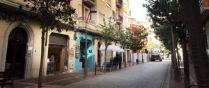 Vista del comienzo de la calle Gil de Gárate, con alguno de los bares más cercanos a la Gran Vía. Foto de Justo Rodríguez