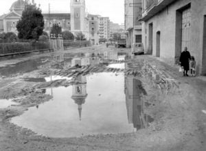 Vista antigua de la calle Menéndez Pelayo, foto Teo (Archivo Casa de la Imagen)