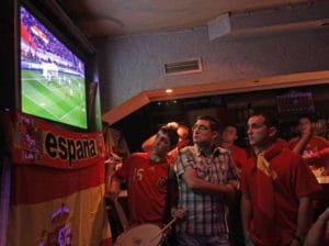 Aficionados logroñeses de la selección viendo por la tele de un bar el Mundial de Sudáfrica. Foto de Juan Marín