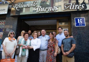 La gran familia del Buenos Aires, el domingo en que cerró sus puertas. Foto de Sonia Tercero