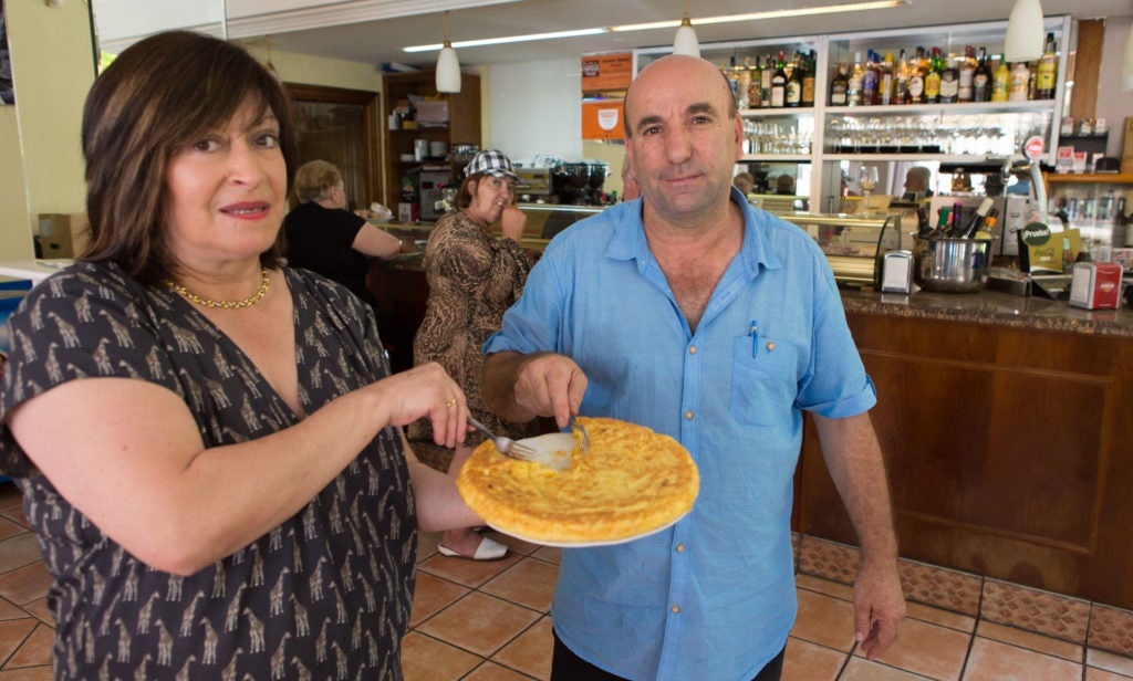 Bar Ensenada en Marques de la Ensenada 23 Logrono Los propietarios del bar con la tortilla de patata que ha resultado ganadora del concurso del Degusta 25 junio 2015 Sonia Tercero