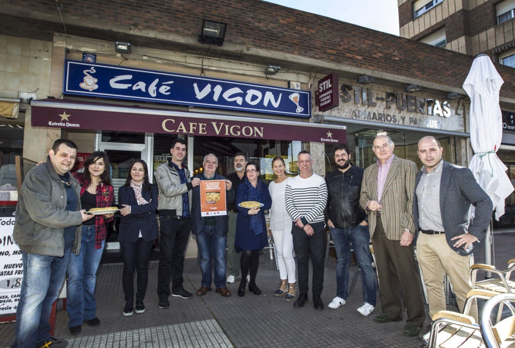 Los dueños del Café Vigón, con su tortilla premiada. Foto de Justo Rodríguez