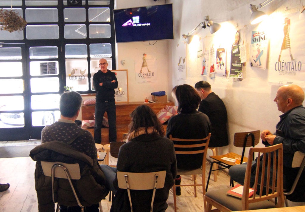 Víctor Coyote, presentando su libro en Barriobar. Foto de Miguel Herreros