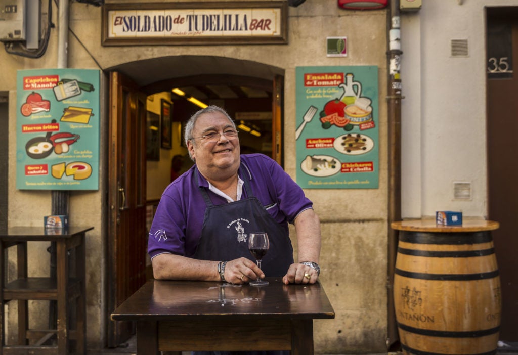 Manolo, delante de su bar. Foto de Justo Rodríguez