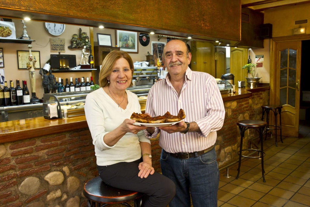 Alfonso y Elena, en su Mesón de la calle Villegas. Foto de Justo Rodríguez