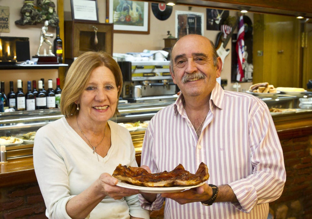 Elena y Alfonso, bandeja de morros en ristre. Foto de Justo Rodríguez