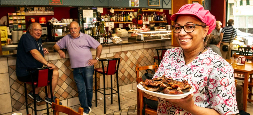 Odalis, con una bandeja de morros, en el Amsterdam. Foto de Justo Rodríguez