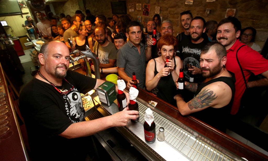 Jesús y sus clientes, durante la fiesta de despedida del jueves. Foto de Juan Marín