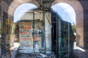 LOGRONO. Muro de la Mata. En el local que ocupaba Textiles Sancarlos aparecen cartles anunciadores de espectaculos en el Teatro Breton. 14.05.2019 Justo Rodriguez