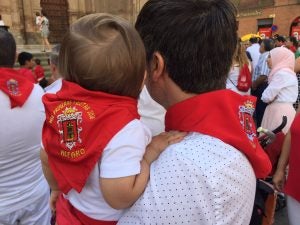 Alejo y Papá con el pañuelo rojo de las Fiestas de Alfaro.